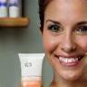 Sharon Pinheiro holding a moisturizer